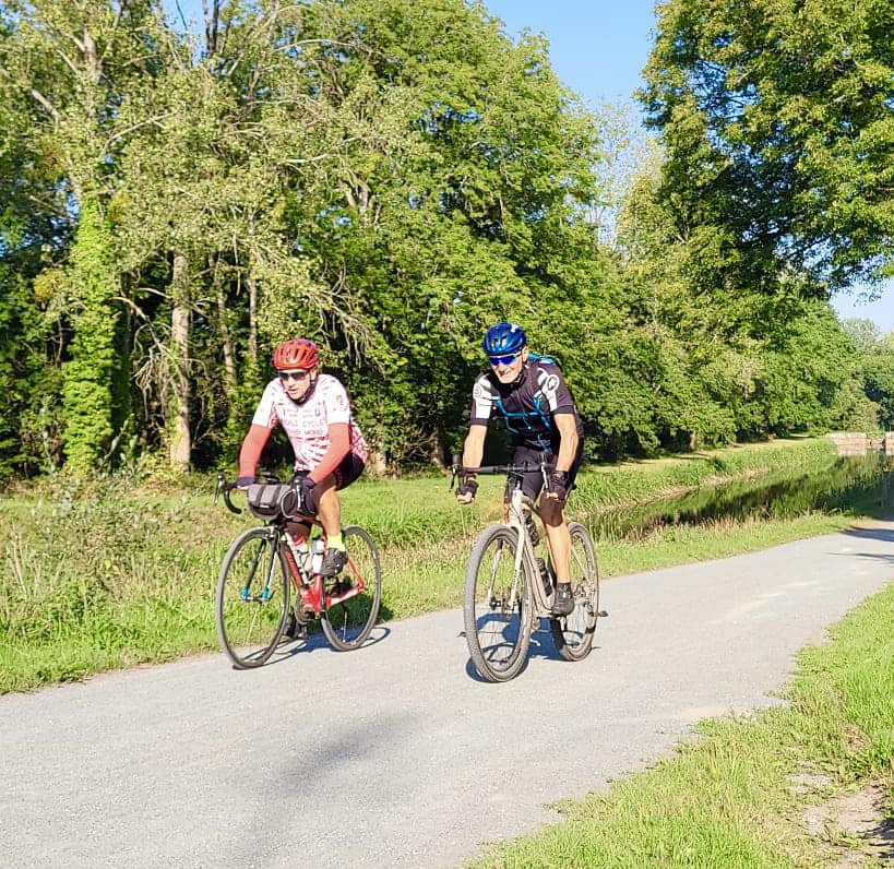 Cyclistes sur le canal de Nantes à Brest