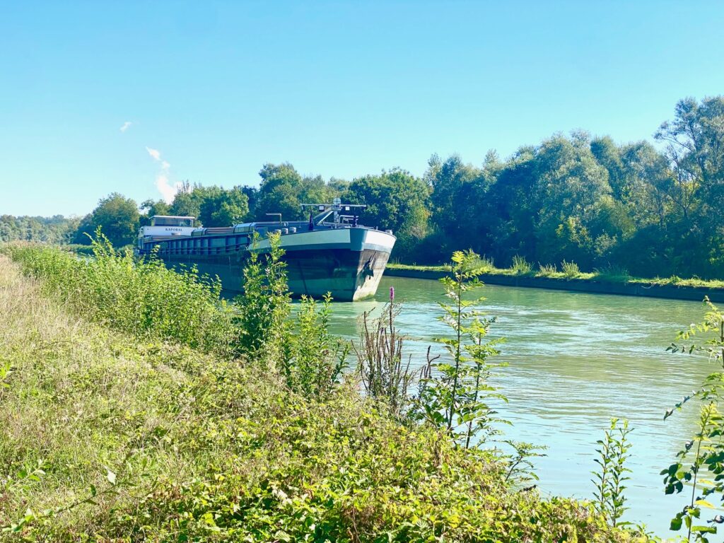 Une péniche quitte Nogent-sur-Seine