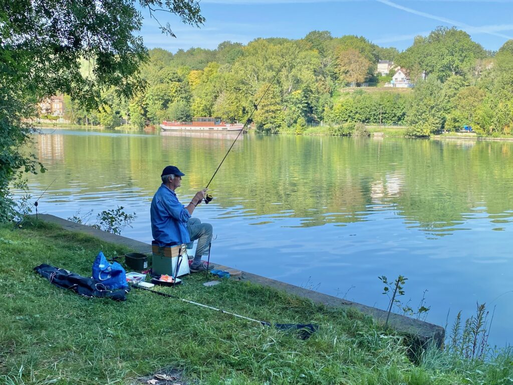 Pêcheur en bord de Seine