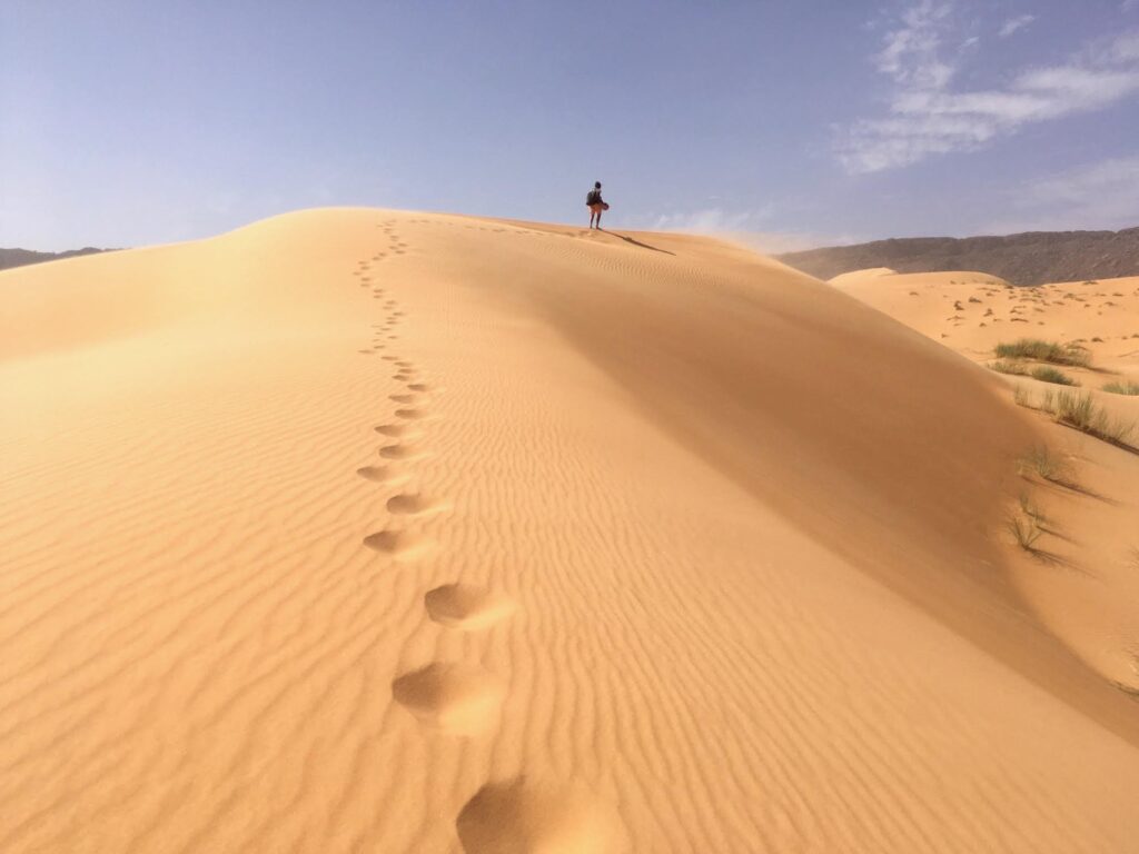 Marcheur dans le désert mauritanien