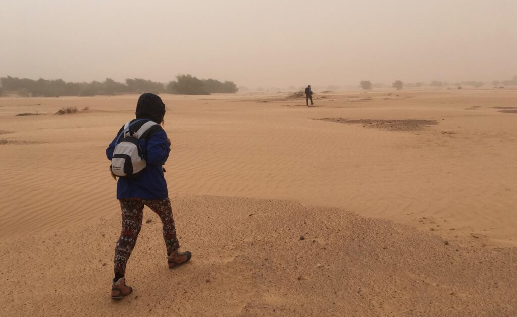 Marcheuse dans le désert mauritanien