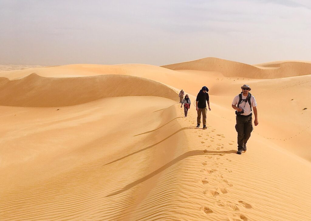 Marcheurs dans le désert mauritanien