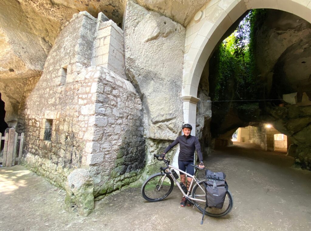 Jean-Louis Boudart dans la cité troglodyte de Souzay-Champigny