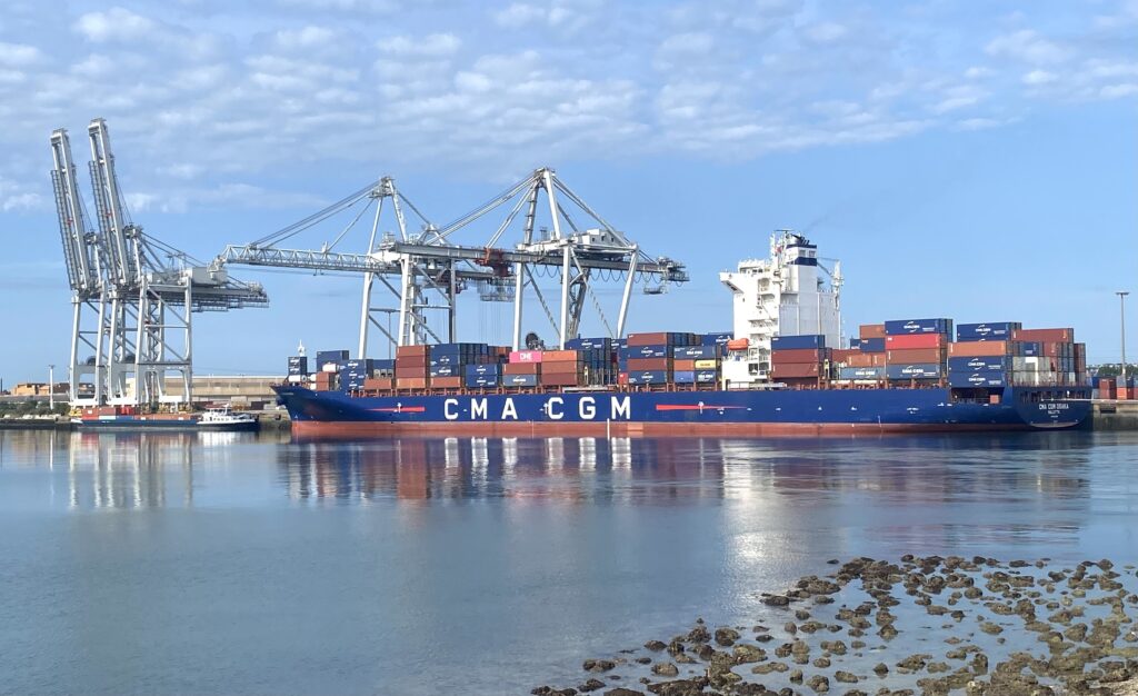 Le porte-conteneur Osaka au Havre