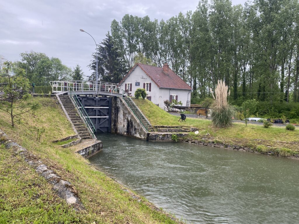 Maison éclusière sur le canal latéral à la Loire