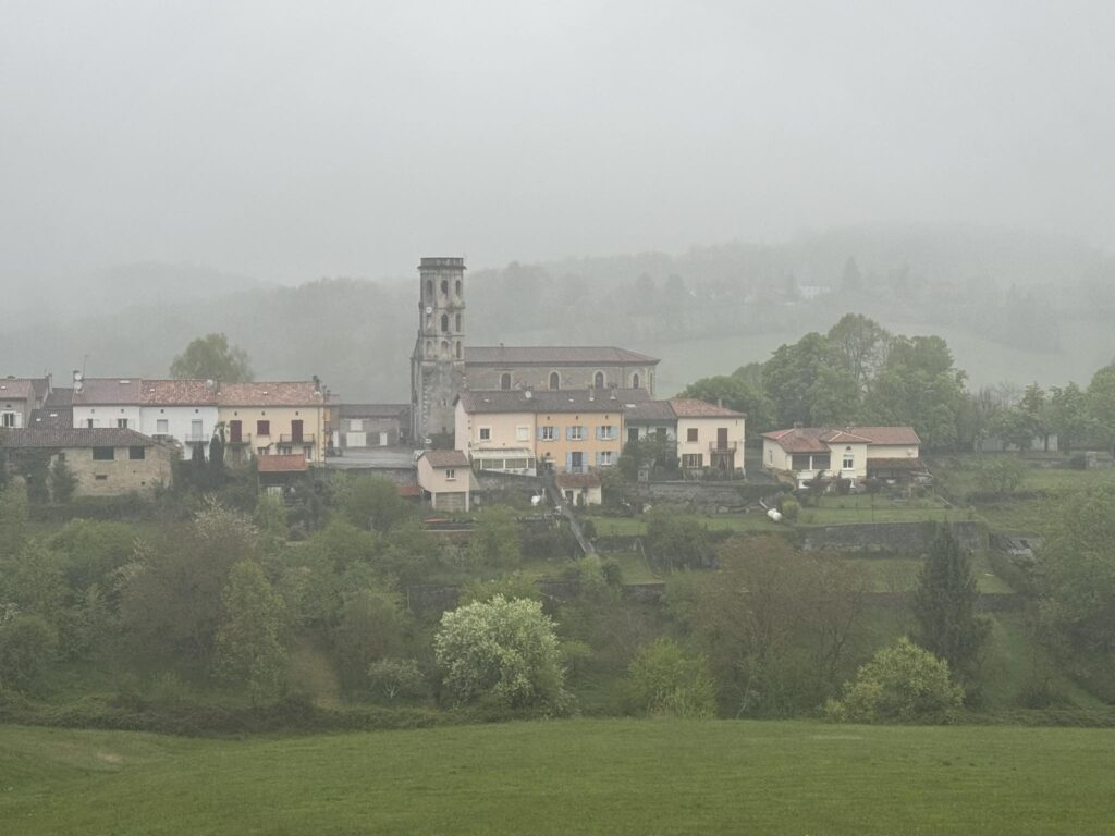 Le village de Rimont dans la brume
