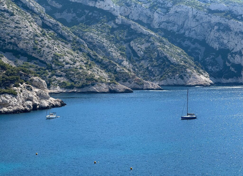Bateaux dans la calanque de Sormiou