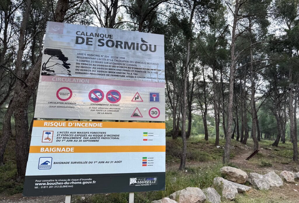 Panneau accès calanque de Sormiou, Marseille