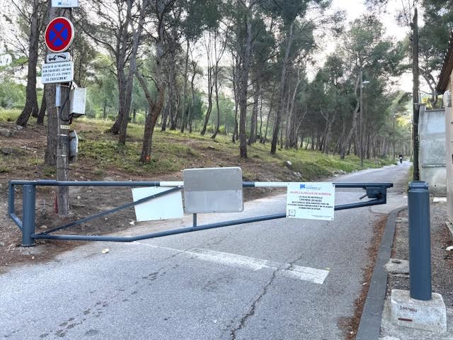 La barrière à l'entrée de la calanque de Sormiou