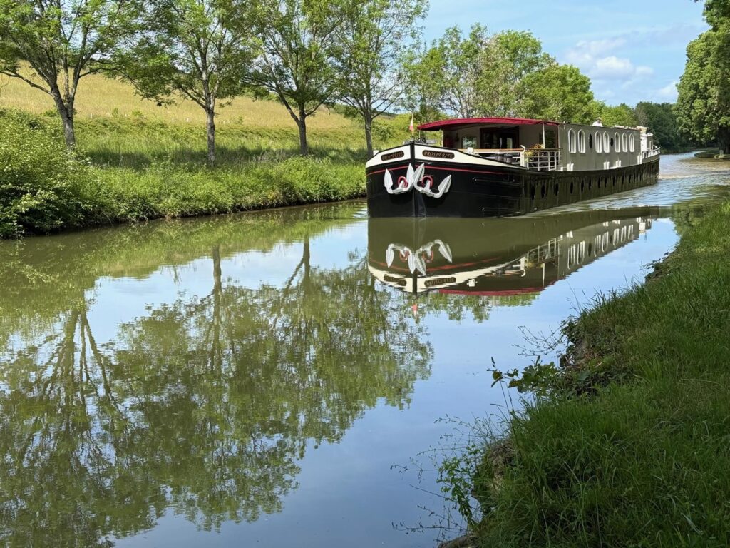 Péniche sur le canal de Bourgogne