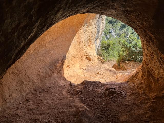 La grotte-tunnel des Goélands