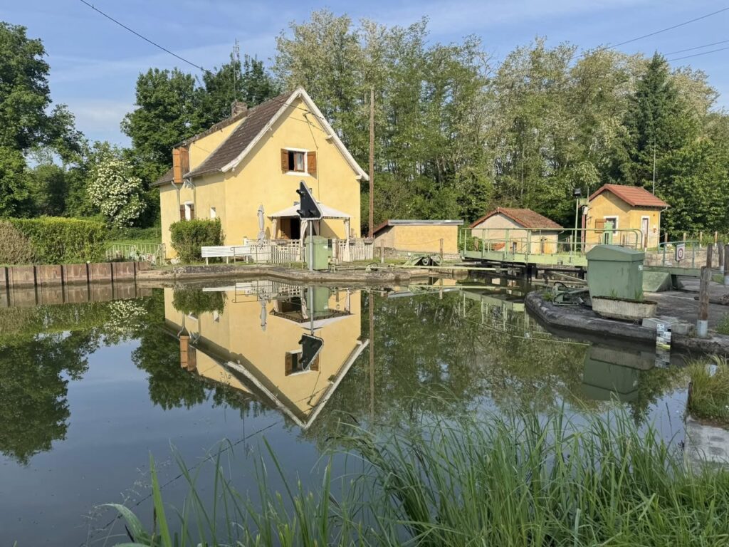 Maison éclusière sur le canal latéral à la Loire