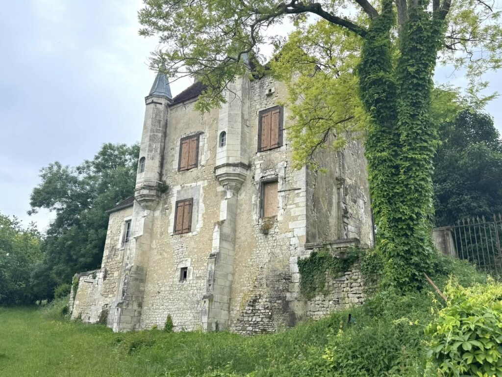 Château de John Stuart à Vézines (Yonne)