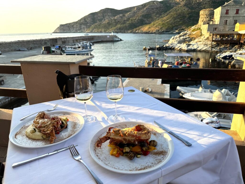 Sur la terrasse de La Jetée, au port de Centuri