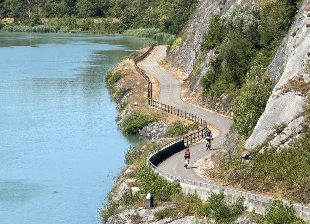 Canal de dérivation du Rhône, à Brégnier-Cordon (Ain)
