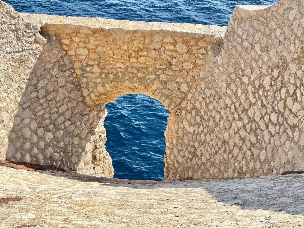 Les trémies de la Pointe de la Cacau, Cassis