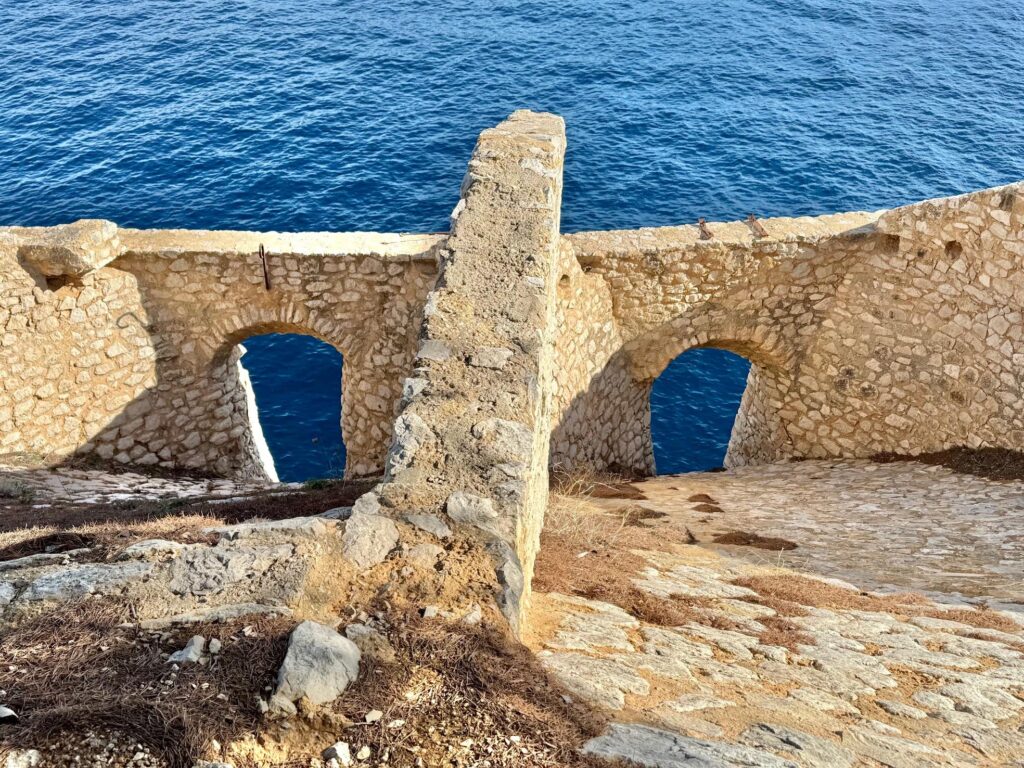Les trémies de la Pointe de la Cacau, Cassis
