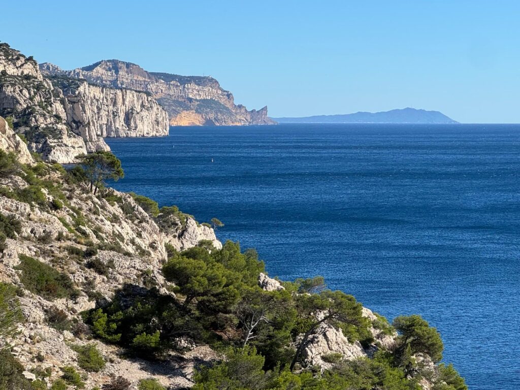 Vue sur le large de la calanque de Sugiton