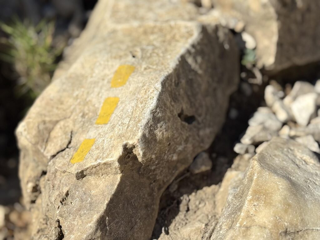 Sentier jaune pointillé dans les calanques de Marseille