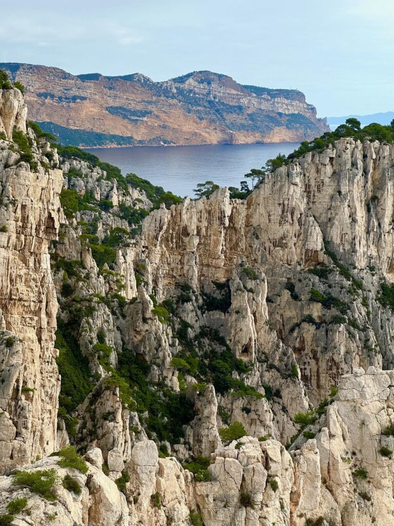 Le Cap Canaille vu des Calanques de Marseille