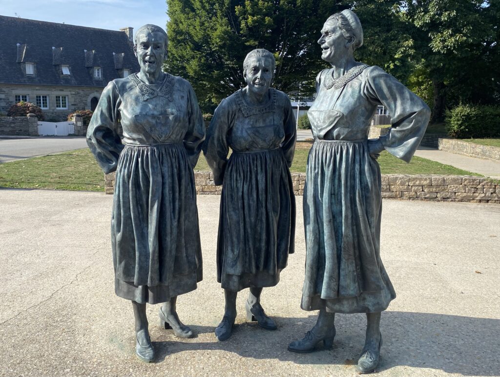 Statue des soeurs Goadec à Carhaix