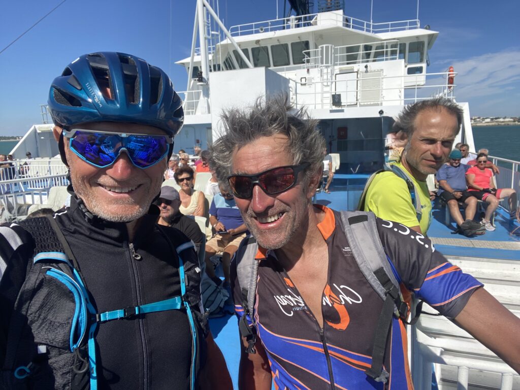 Jean-Louis Boudart sur la bateau qui traverse la Gironde