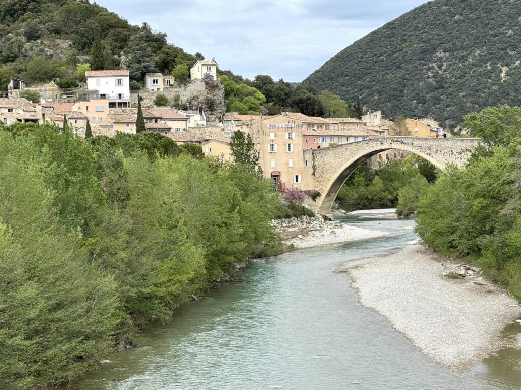 Nyons et son pont médiéval (Drôme)