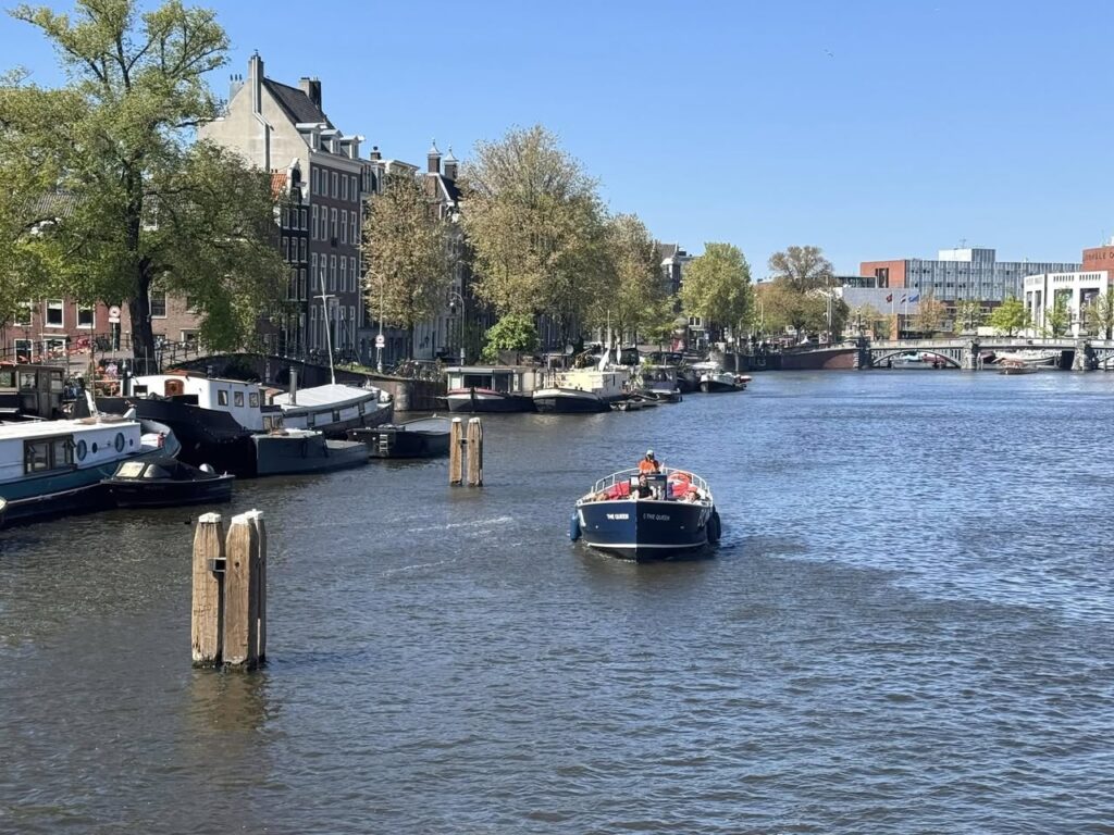 La rivière Amstel, à Amsterdam, Pays-Bas