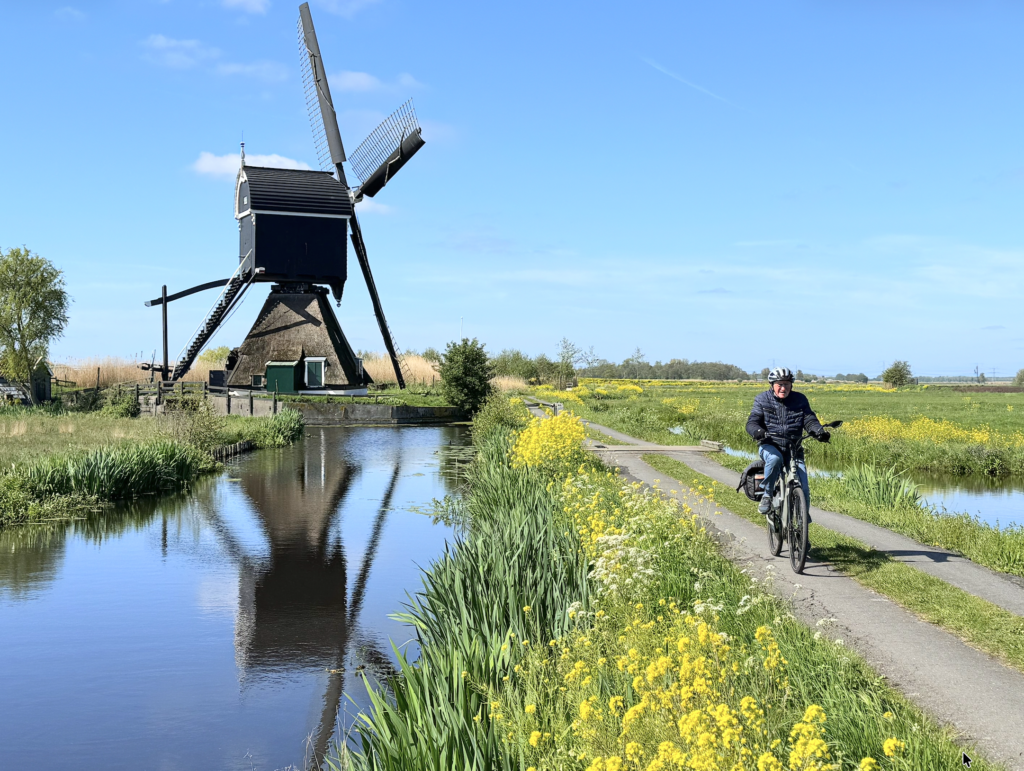 Cycliste et moulin aux Pays-Bas