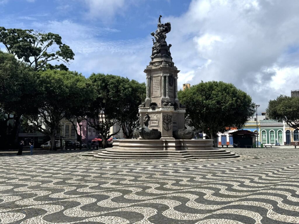 La place São Sebastião, à Manaus, au Brésil