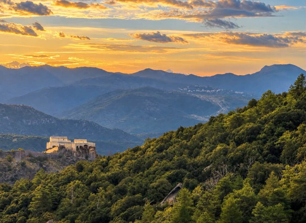 Lever de soleil sur la citadelle de Corte, Corse