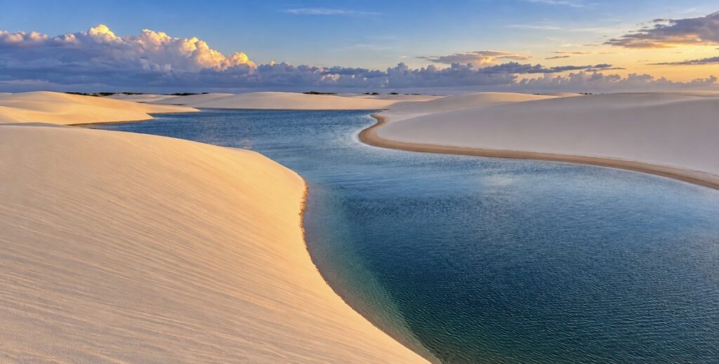 le soir tombe sur le Parc National des Lençois Maranhenses, Brésil